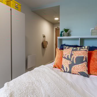 Gold En Suite - Image 1